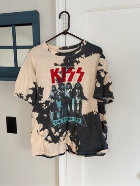Kiss Tie-Dye Short Sleeve Tee in Black & Cream with Red Logo
